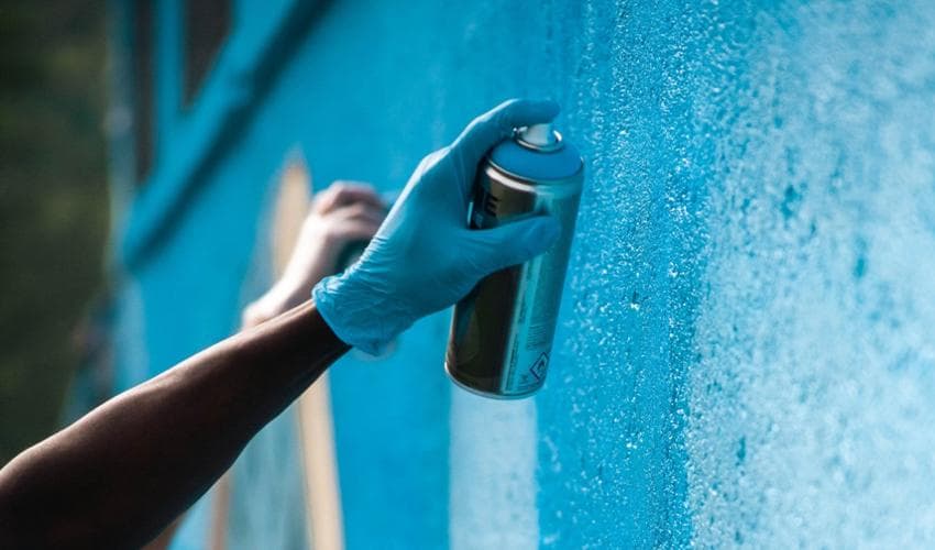 Grafiti sa likovima osuđenih ratnih zločinaca „na čekanju“